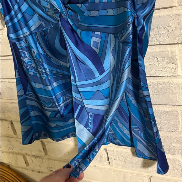 ANN TAYLOR 100% Silk abstract design top. Never worn. Excellent pre-owned. - Picture 8 of 9